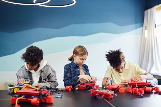 Mini Robot Yığmaq — STEM Atölyəsi (8–10 yaş)
